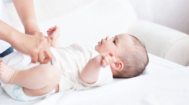 Na hora de trocar a fralda do bebê, tenha tudo o que vai precisar perto de você (Foto: Thinkstock)