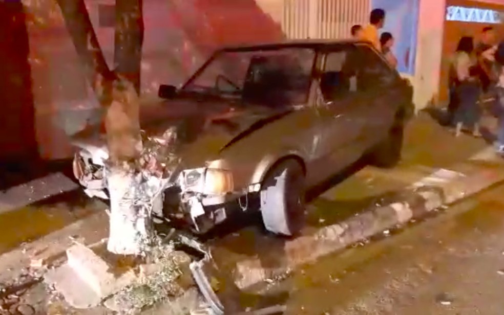 Carro atingiu fam&iacute;lia na cal&ccedil;ada e bateu contra uma &aacute;rvore em Serrana, SP &mdash; Foto: Revista Conex&atilde;o