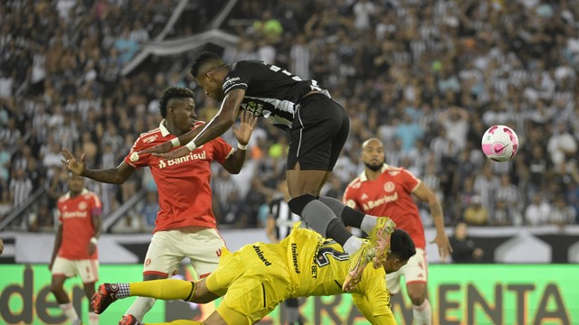 Junior Santos e Daniel disputam bola em Botafogo x Internacional