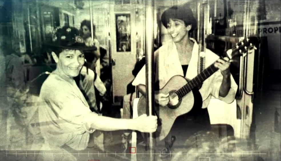 Áurea Catharina na época em que cantava nos trens de Paris — Foto: TV Globo