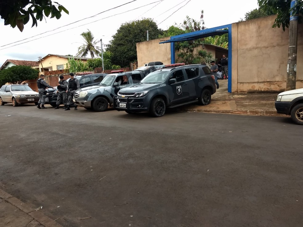 Policiais de MS durante operação em galpão (Foto: Polícia Militar/Divulgação)