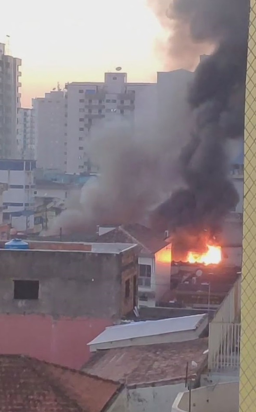 Chamas assustaram moradores da região. Quarteirão foi evacuado. — Foto: Reprodução/Praia Grande Mil Grau