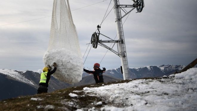 Helicópteros transportaram neve para pistas do resort Luchon-Superbagnères (Foto: Getty Images via BBC News)