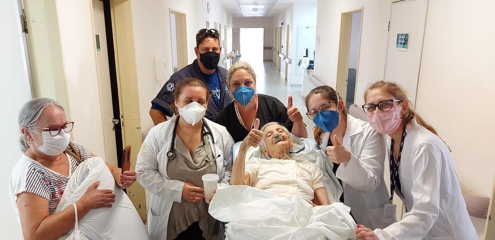 Idosa era chamada de "nossa velhinha" pelos profissionais da saúde que atenderam ela enquanto ficou internada pela Covid-19 em Botucatu (SP) — Foto: Estela Pinheiro Machado/ Divulgação