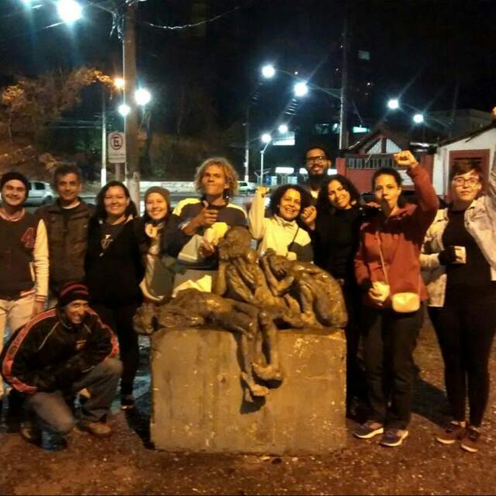 Psicanalista junto com voluntÃ¡rios do projeto e moradores de rua â Foto: Adriana Rangel/ Arquivo pessoal