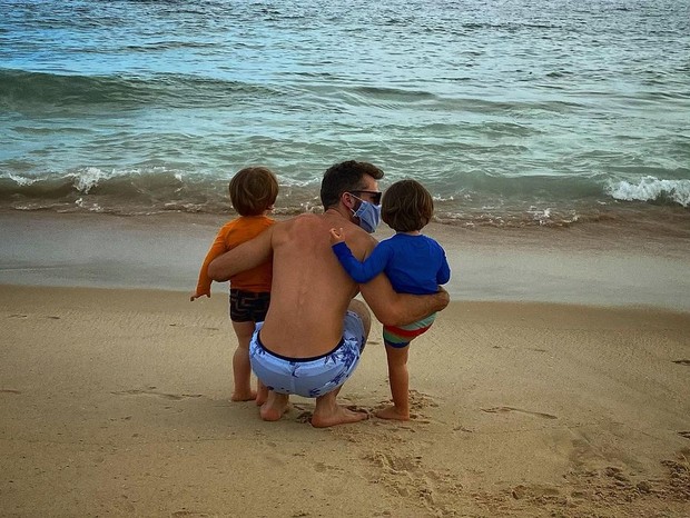 Thales Bretas com os filhos, Gael e Romeu (Foto: Reprodução/Instagram)