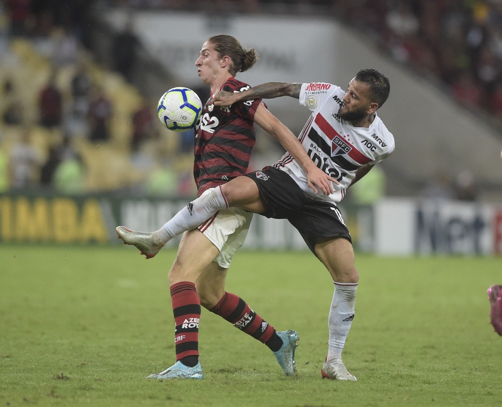 Filipe Luís e Daniel Alves disputam bola em Flamengo x São Paulo — Foto: André Durão