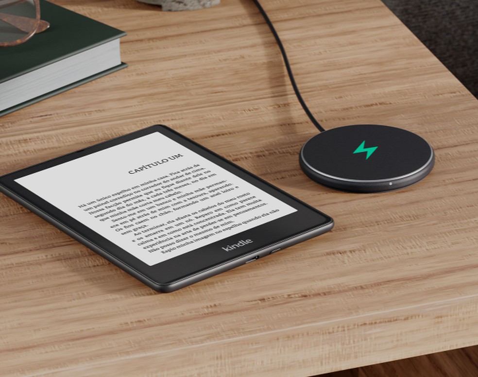 Kindle Paperwhite 2021 traz opção de carregamento sem fio — Foto: Reprodução/Amazon