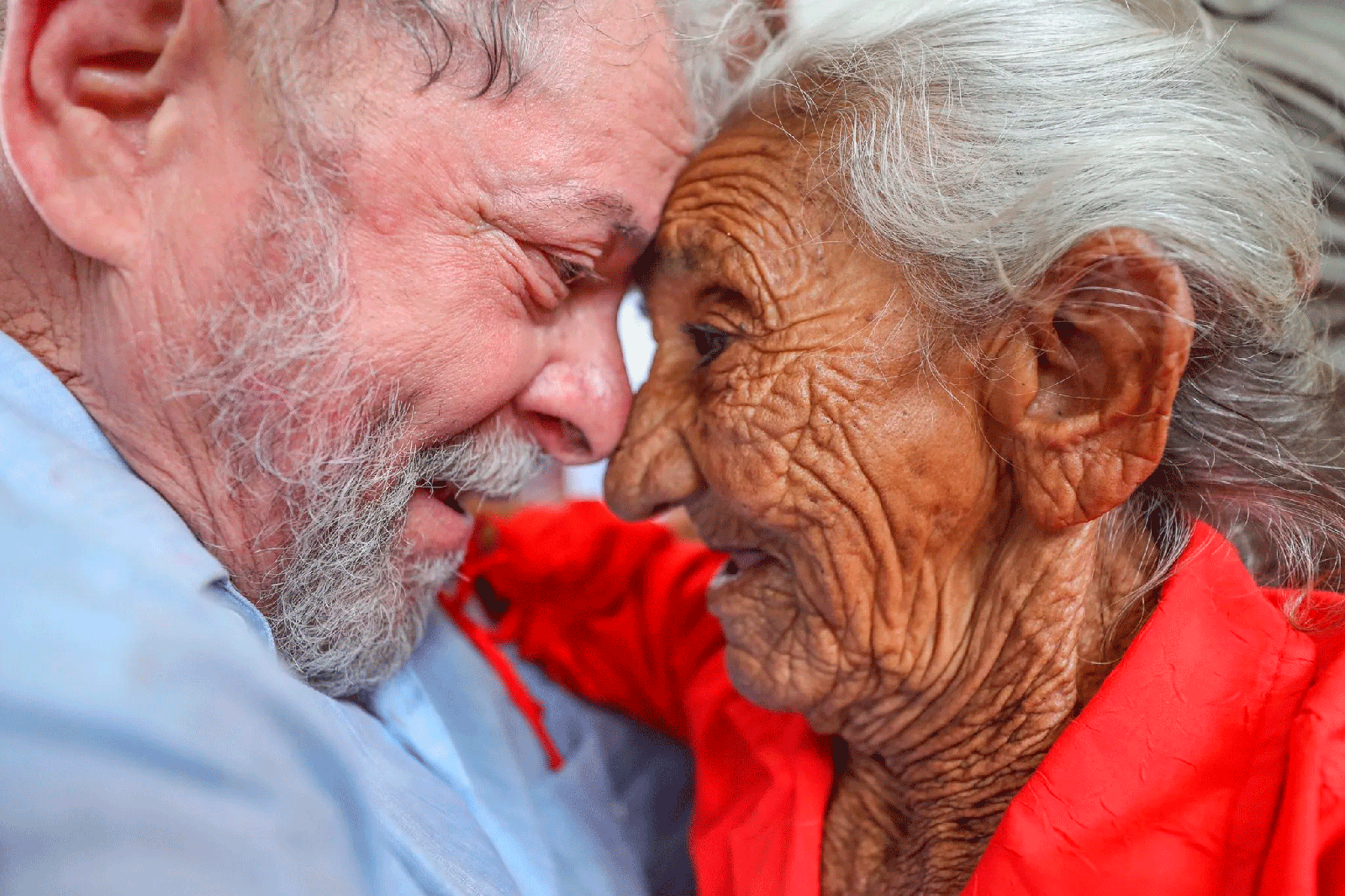 Lula e a eleitora dona Marilda, na Paraíba, em 2017.  — Foto: Ricardo Stuckert