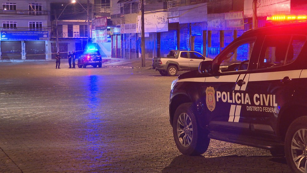 Policiais civis investigam crime no Distrito Federal, em imagem de arquivo — Foto: TV Globo/Reprodução