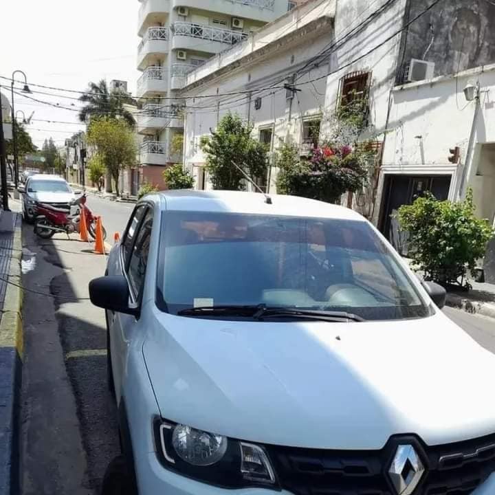 Jessica deixou o carro estacionado em frente à clínica em que deu à luz (Foto: Reprodução/Clarín)