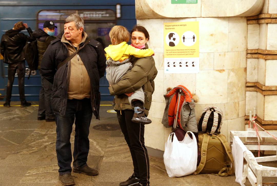 Moradores de Kiev se abrigam em estação de metrô após o início da invasão à Ucrânia pelas forças russas