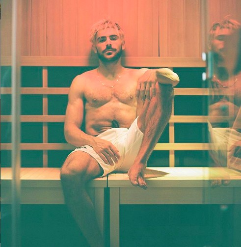 O ator Zac Efron dentro de uma sauna (Foto: Instagram)