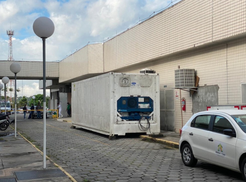 Câmara frigorífica foi instalada ao lado de necrotério do hospital João Lúcio, em Manaus — Foto: Carolina Diniz