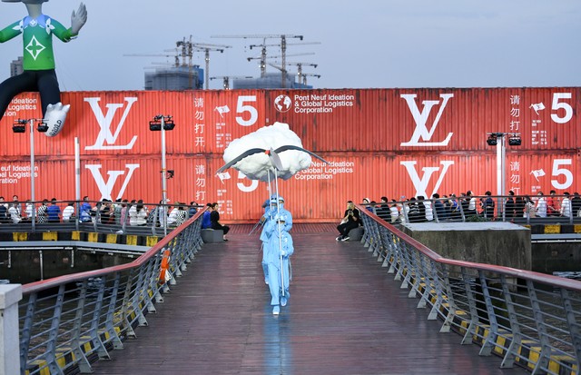 SHANGHAI, CHINA - AUGUST 06: Models walks the runway during the Louis Vuitton S/S21 Men's Collection show at Shanghai Tank Art Park on August 6, 2020 in Shanghai, China. (Photo by Yanshan Zhang/Getty Images) (Foto: Getty Images)