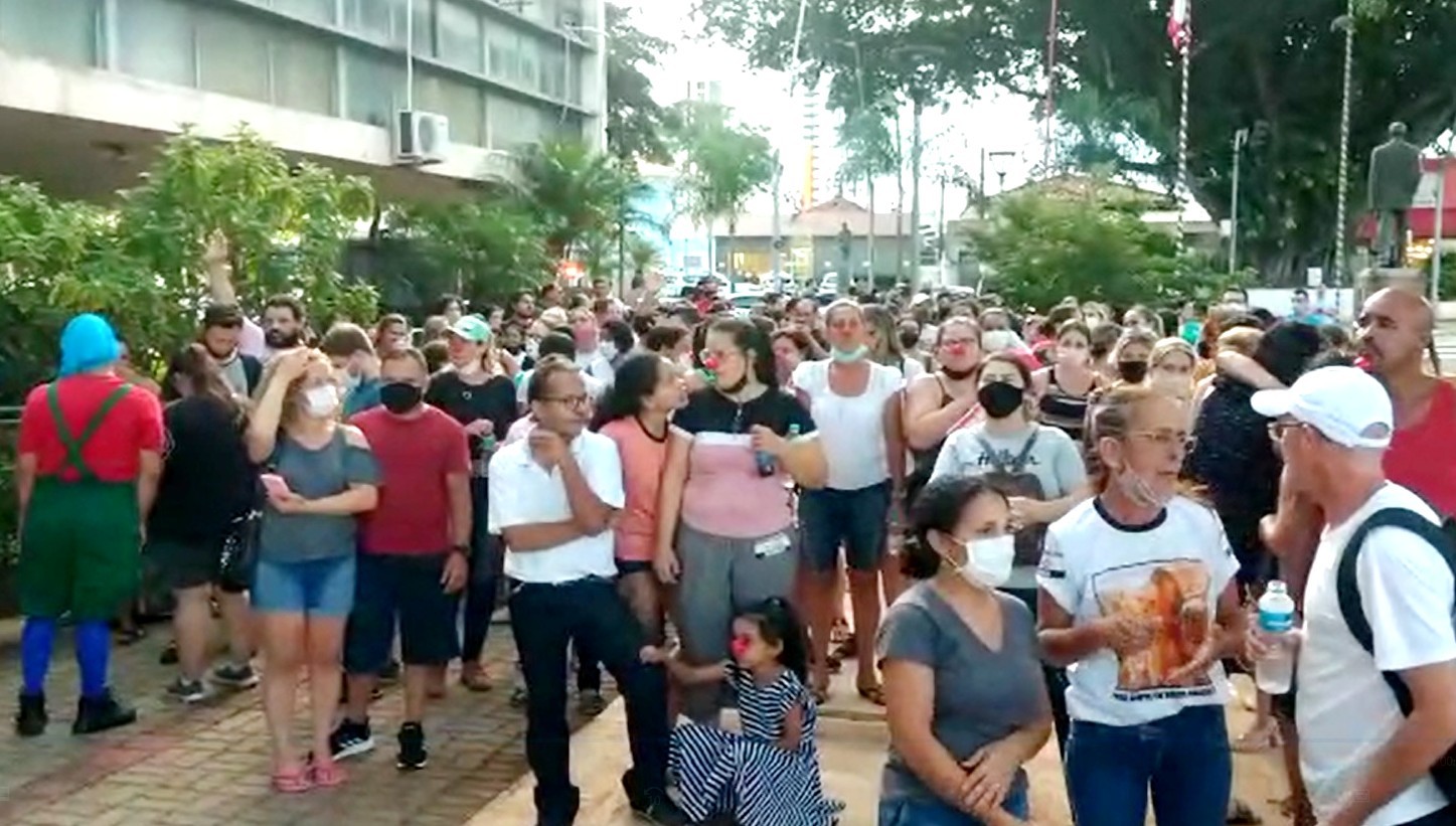 Servidores municipais fazem protesto por reajuste salarial em Marília