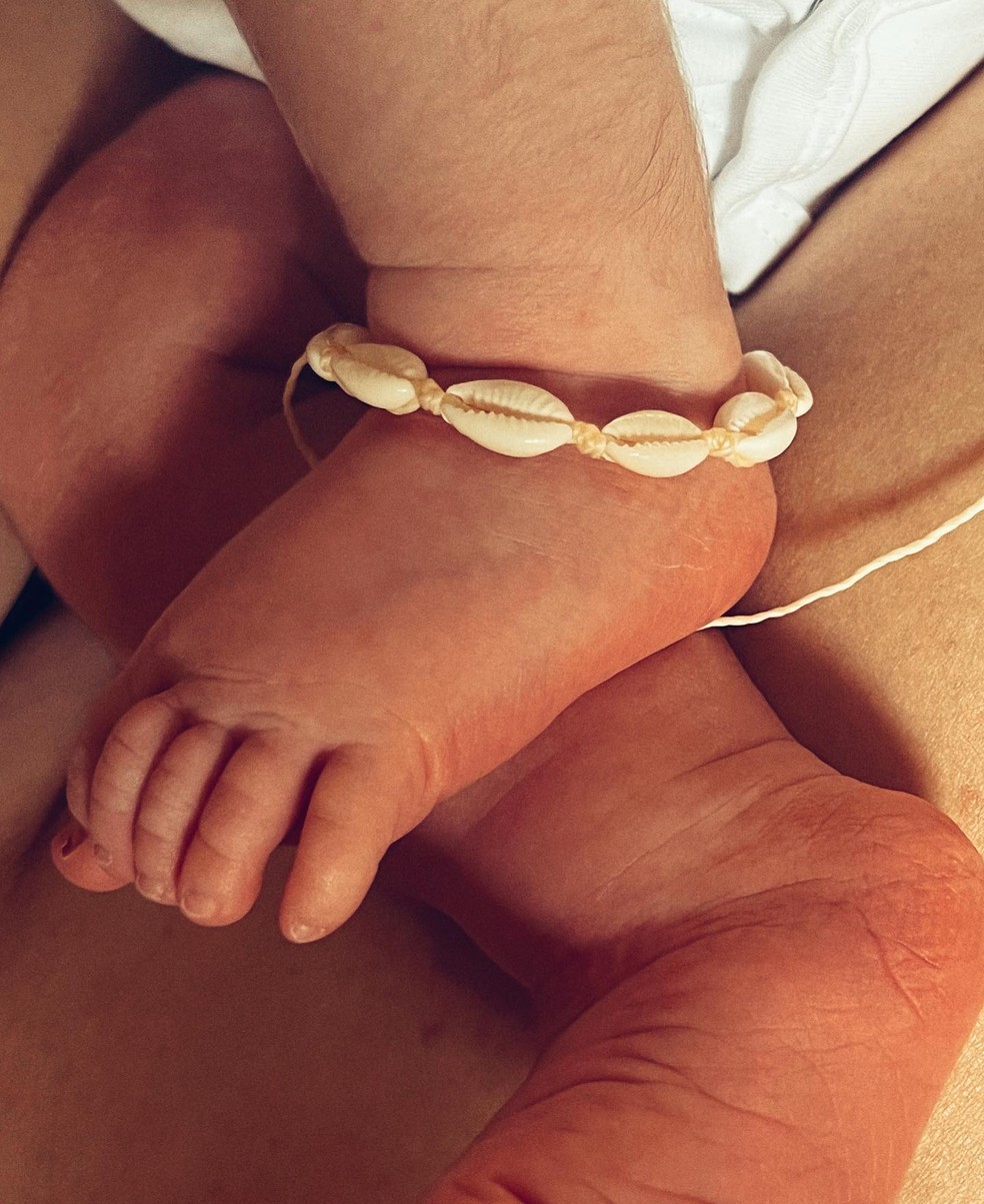 P&eacute;s de Aurora, filha de Pedro Scooby e Cintia Dicker &mdash; Foto: Reprodu&ccedil;&atilde;o / Instagram