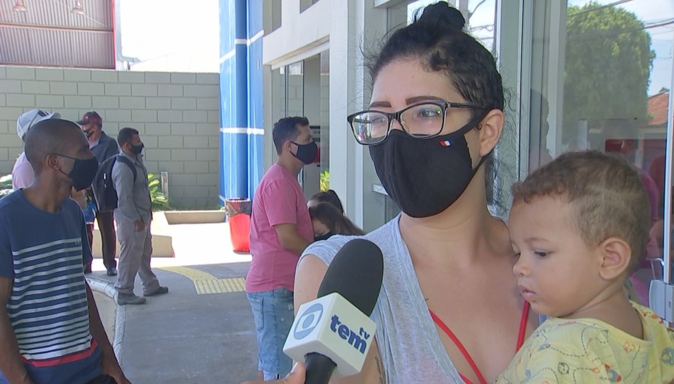 Auxiliar de produção Maria Júlia dos Reis afirmou que espera na UPA do Bela Vista estava entre três e quatro horas — Foto: Reprodução/TV TEM