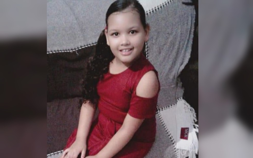 Emily Santos, de 10 anos, morreu atropelada por um  caminhão após cair da garupa de uma motocicleta em Porangatu, Goiás — Foto: Reprodução/TV Anhanguera