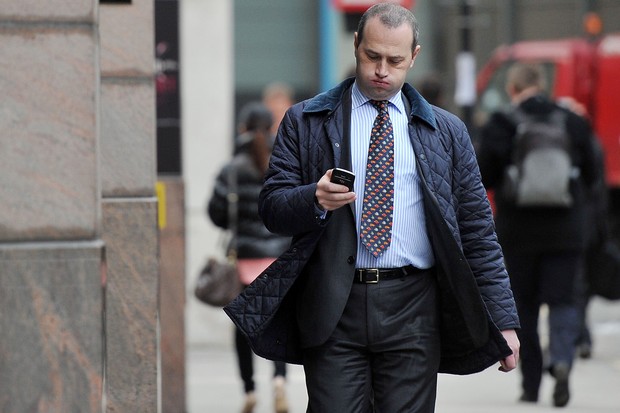 Homem checa o celular na rua (Foto: Getty Images)