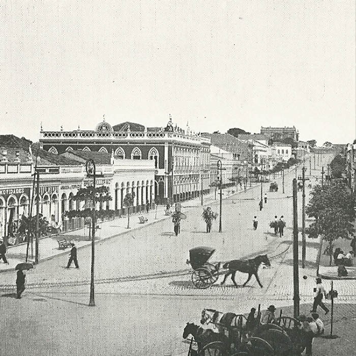 Avenida Eduardo Ribeiro, rua movimentada no centro de Manaus. (Foto: Acervo particular/Álbum do Amazonas 1901-1902)