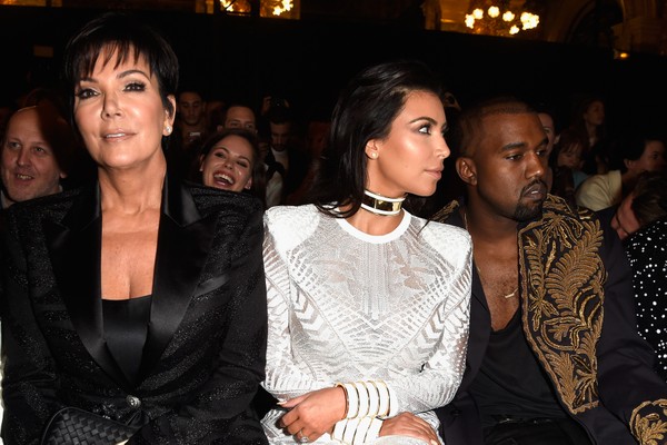 Kris Jenner, Kim Kardashian e Kanye West juntos em evento (Foto: Getty Images)
