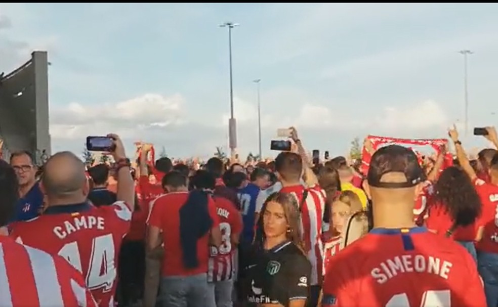 Torcida do Atlético de Madrid faz cânticos racistas contra Vinicius Junior — Foto: Reprodução/Cope