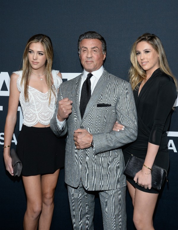 Sylvester Stallone acompanhado de suas filhas, Sophia (19 anos) e Sistine (17 anos) (Foto: Getty Images)