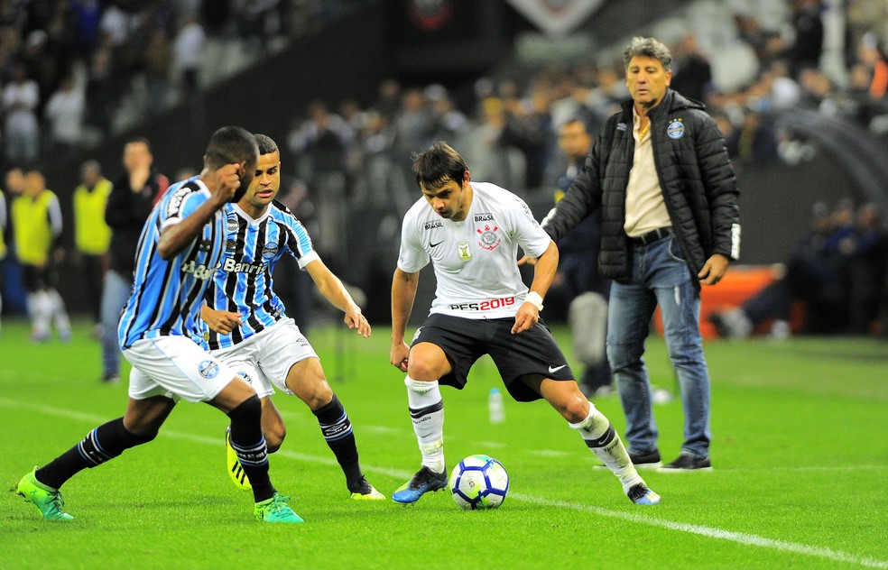 Romero recebe forte marcação contra o Grêmio (Foto: Marcos Ribolli)