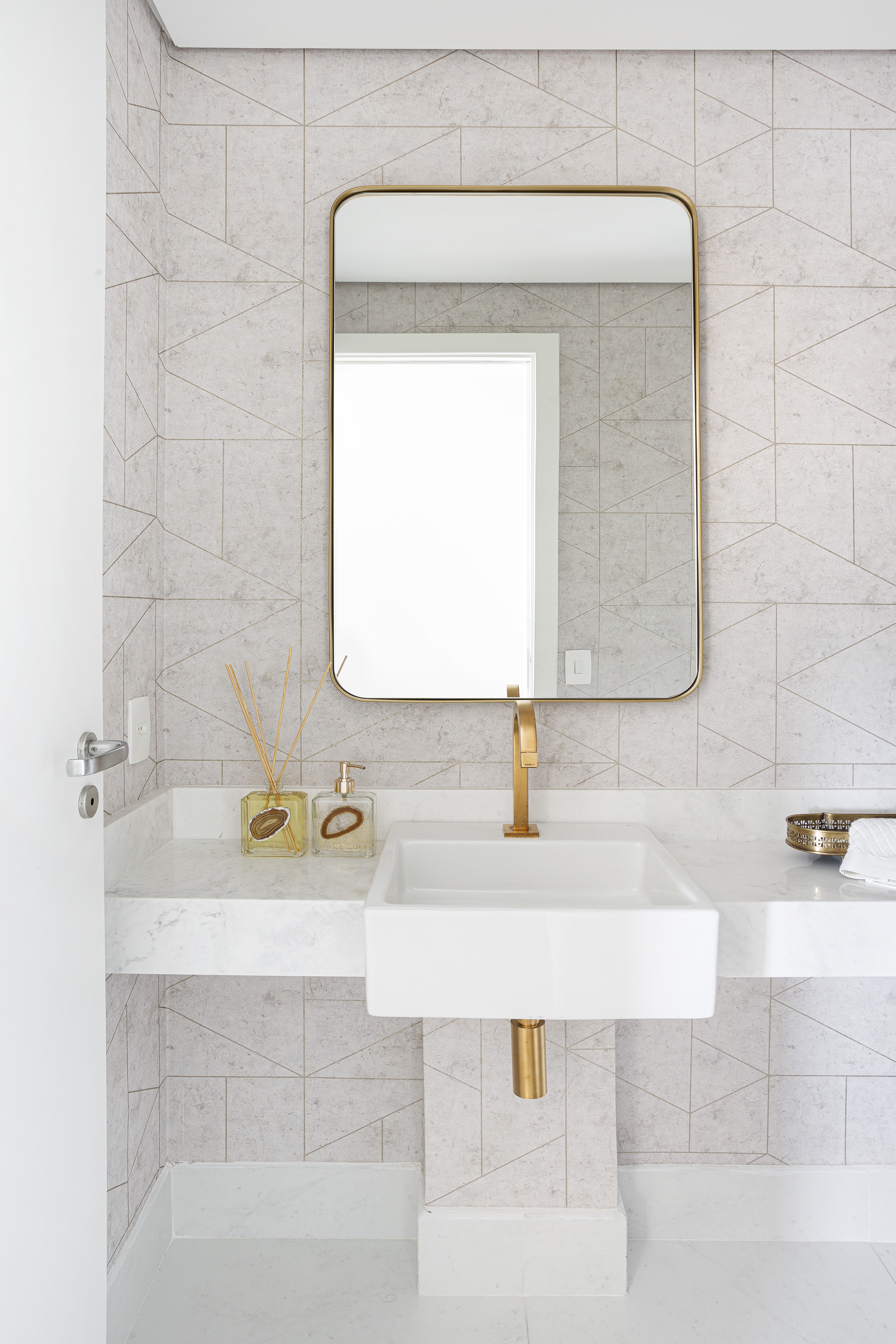 Décor do dia: lavabo com pendentes e papel de parede geométrico (Foto: Júlia Ribeiro)