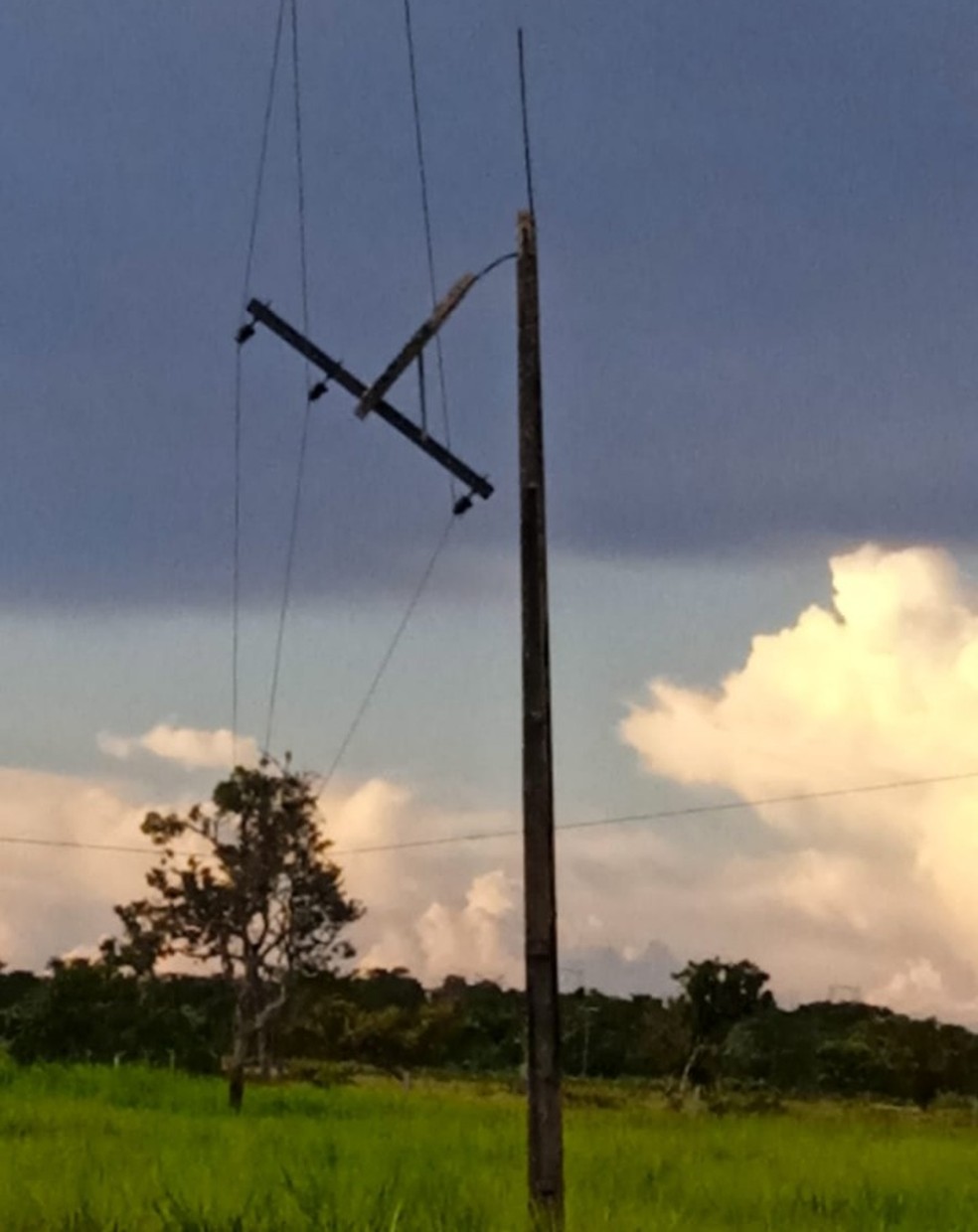 Poste ficou danificado após chuva forte em Cuiabá — Foto: Divulgação