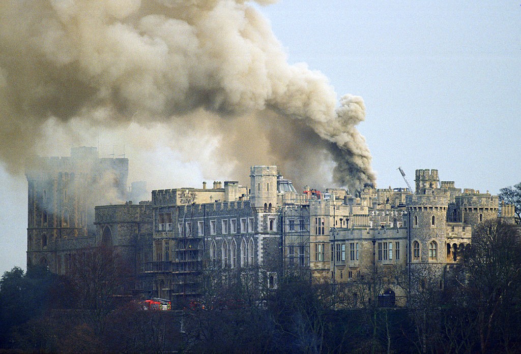 WINDSOR, UNITED KINGDOM - NOVEMBER 20:  Windsor Castle on fire.  (Photo by Tim Graham Photo Library via Getty Images) (Foto: Tim Graham Photo Library via Get)