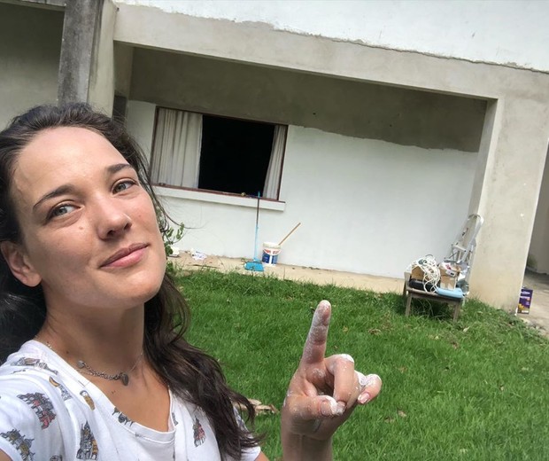 Adriana Birolli pinta a casa no Rio durante a quarentena (Foto: Reprodução/Instagram)