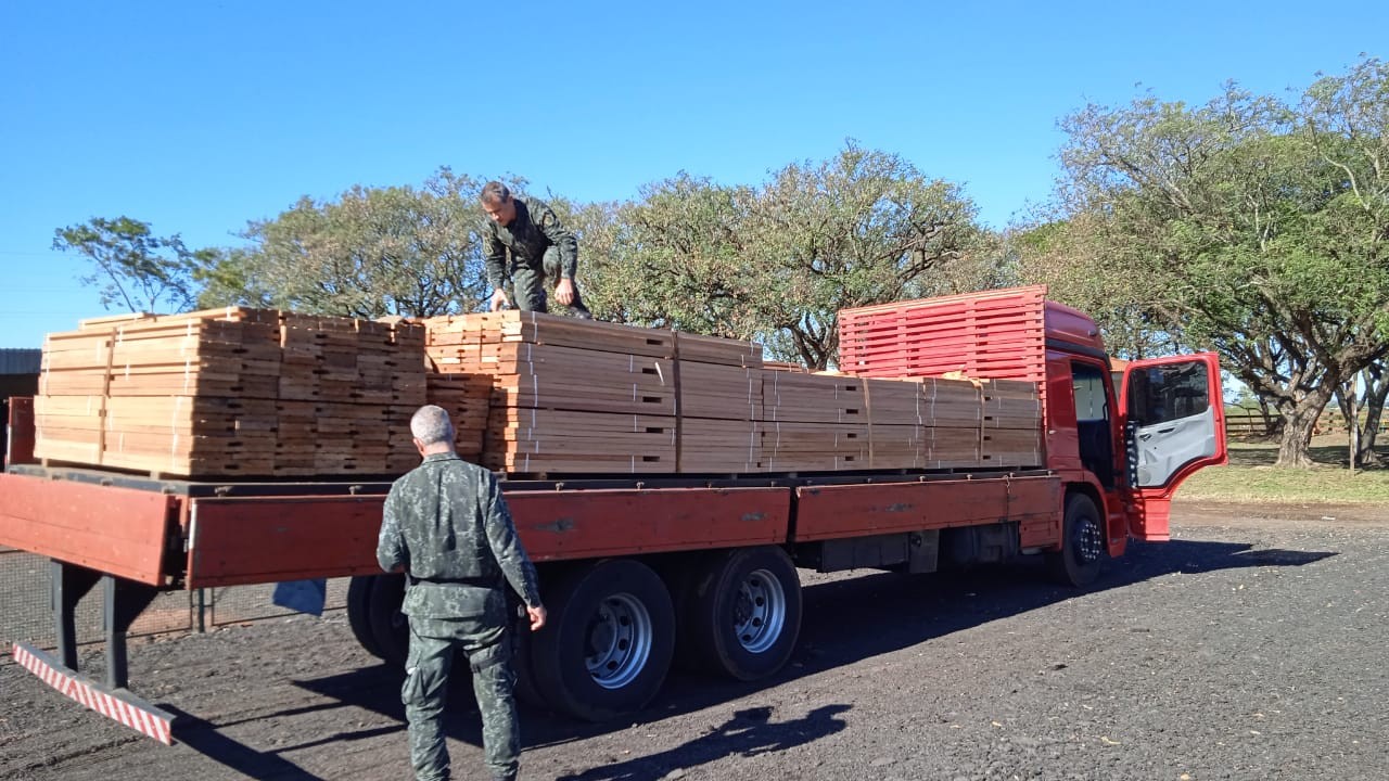 Polícia Ambiental apreende carga de madeira sem documentação e autua homem em mais de R$ 8 mil em Presidente Prudente