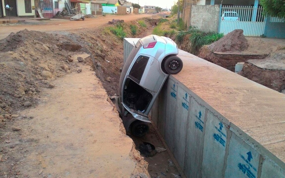 Carro caiu em canal em Luís Eduardo Magalhães (Foto: Weslei Santos/Sigi Vilares.)