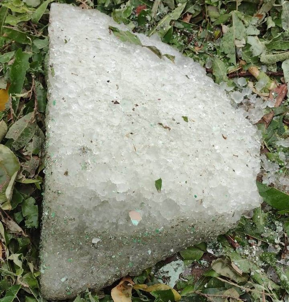 Pedra de granizo do temporal em Pirassununga — Foto: Redes sociais
