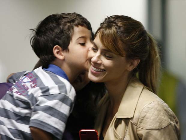 Carolina Dieckmann ganha beijo de Luiz Felipe Mello (Foto: Salve Jorge / TV Globo)