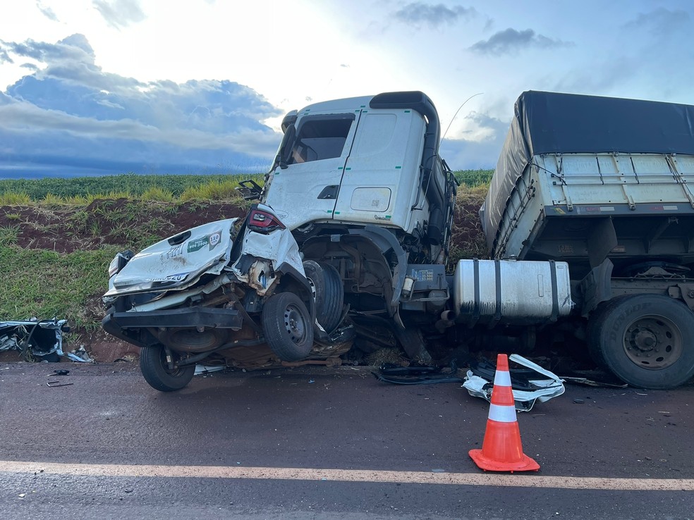 Duas pessoas morrem após carro ser atingido na traseira por outro, invadir pista contrária e bater de frente com carreta, em Cascavel — Foto: PRF
