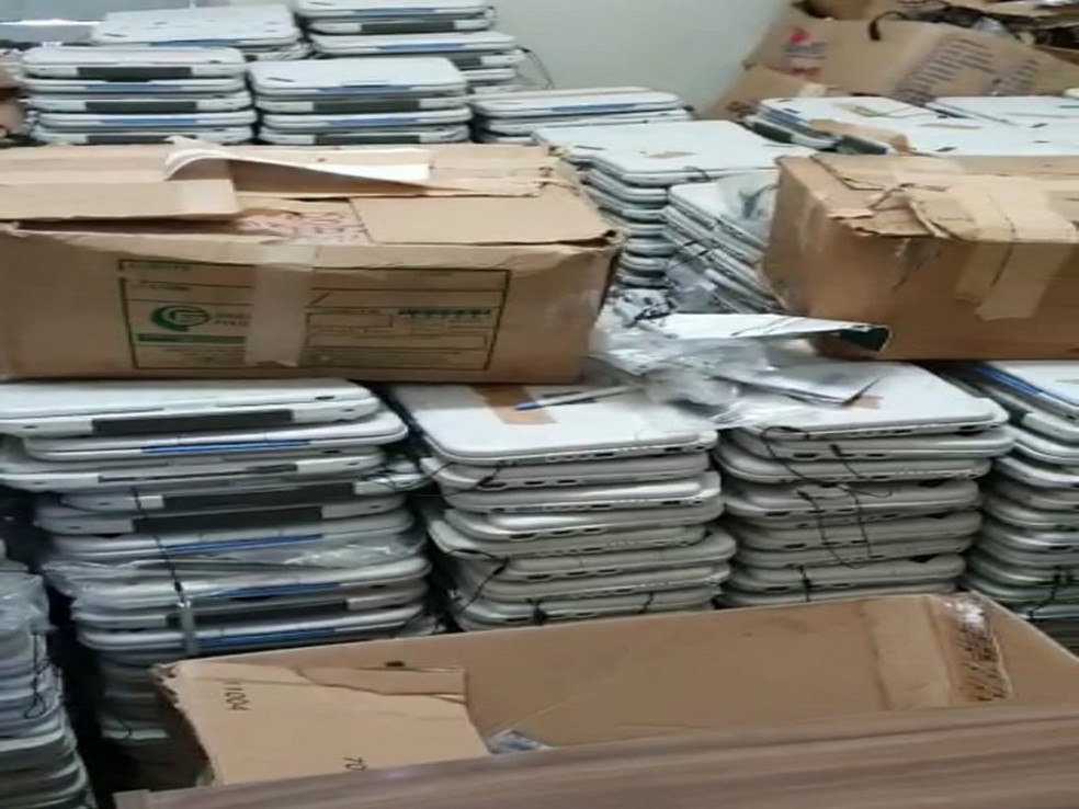 Tablets encontrados em desuso pela Semec em Teresina — Foto: Divulgação