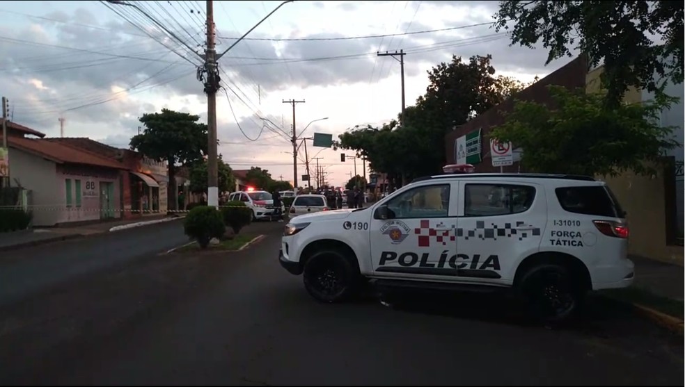 Homem é baleado em troca de tiros com a Polícia Militar, em Bernardino de Campos (SP) — Foto: Doni de Oliveira/IBTV