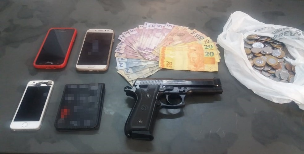 Dupla Ã© apreendida apÃ³s assaltar farmÃ¡cia em Itapetininga â€” Foto: DivulgaÃ§Ã£o/Policia Militar