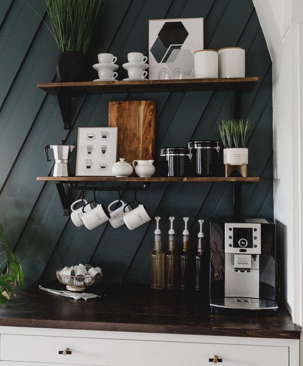 A superfície do móvel cheio de gavetas é ideal para acomodar itens para fazer um cafezinho a qualquer momento do dia (Foto: Reprodução/Pinterest)