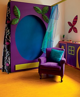 Alice tem nove meses e já ganhou este quarto de brincar na casa dos avós. A arquiteta Adriana Yazbek fez o projeto com cores ousadas e atrações irresistíveis. Entre elas, está o piso amarelo, que faz contraste com o armário-lousa roxo