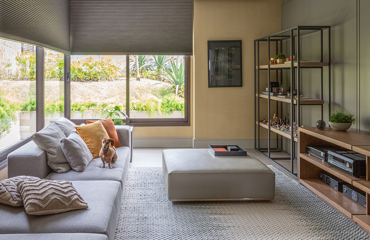 HOME THEATER | O ambiente possui cores e acabamentos que o tornam muito confortável e elegante. A persiana é da HunterDouglas (Foto: Leandro Moraes / Divulgação)