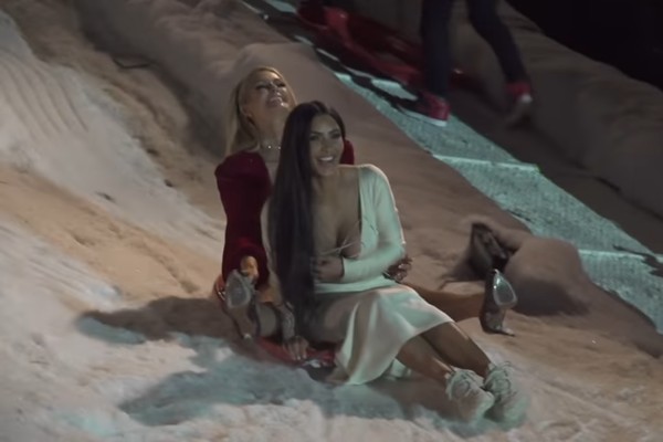 A socialite Kim Kardashian escondendo um dos seios após ficar com o corpo exposto durante um passeio de troné com Paris Hilton durante a festa de Natal do clã Kardashian-Jenner (Foto: Reprodução)