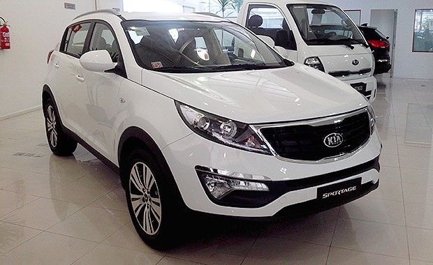 Kia Sportage nas lojas (Foto: Jéssica Ferrara/ Autoesporte) Kia Sportage 2.0 LX 4X2 Flex 4P Automático Branca 2015