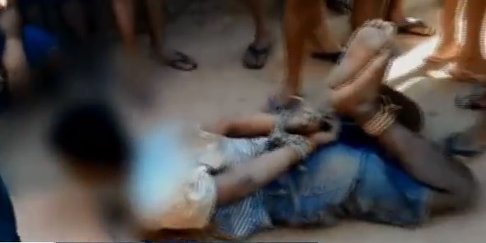 Adolescente suspeito de estupro é amarrado pela população e detido por policiais — Foto: TV Verdes Mares/Reprodução