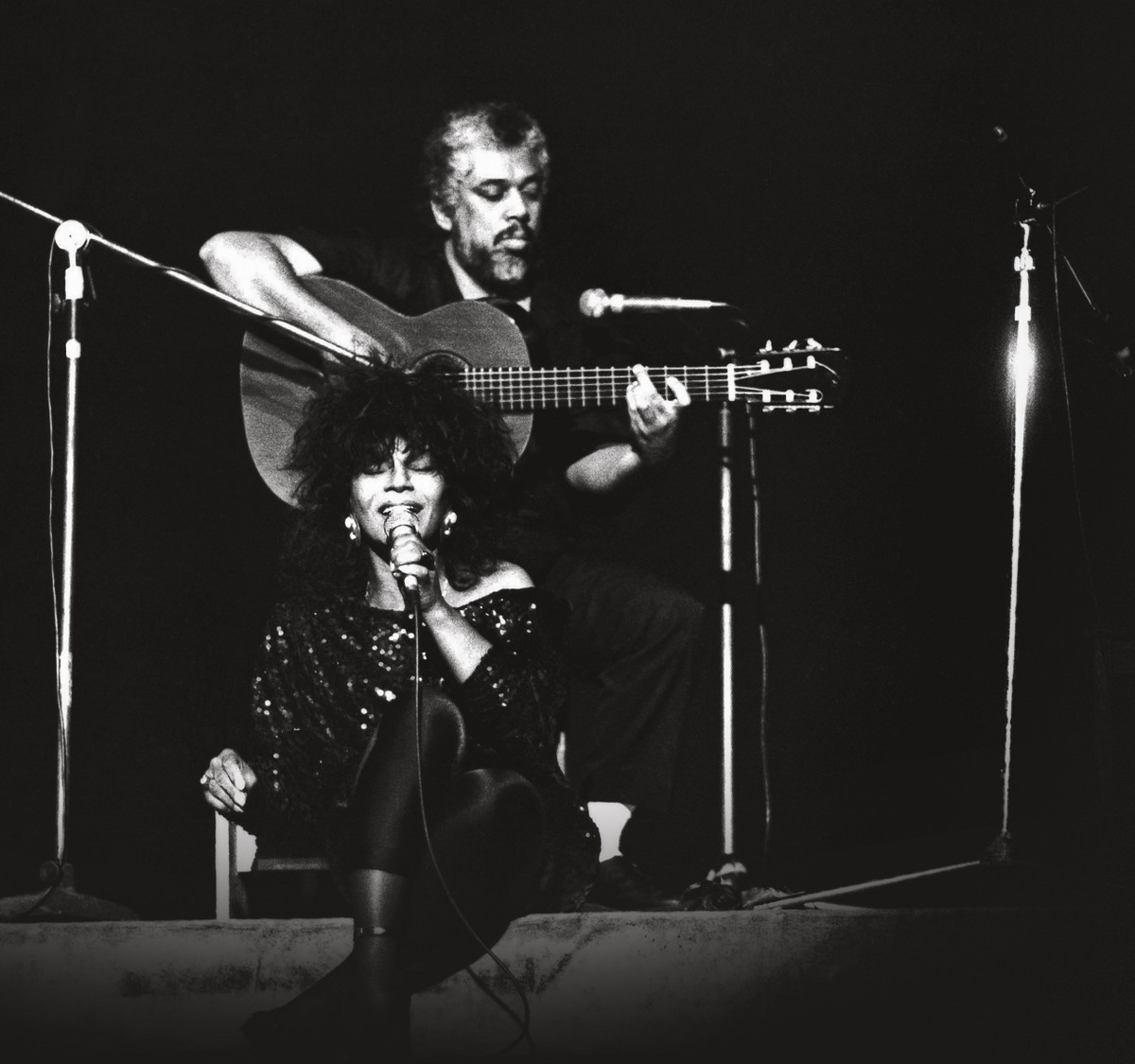 Voz de Elza Soares e violão de João de Aquino se harmonizam na liberdade de álbum inédito gravado nos anos 1990 | Blog do Mauro Ferreira