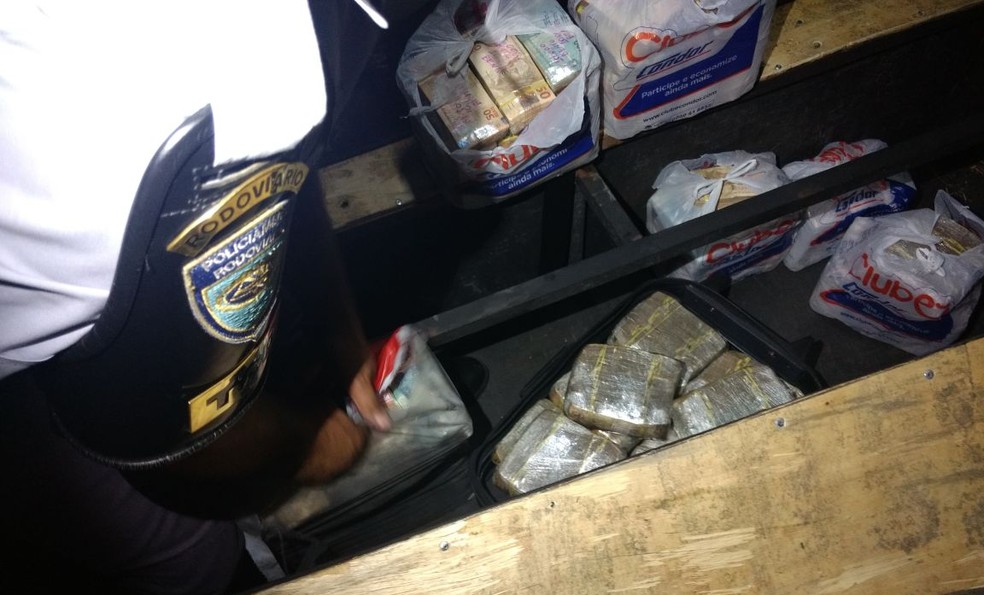 Dinheiro estava em um fundo falso no veículo abordado em Rosana (SP) (Foto: Polícia Militar/Cedida)
