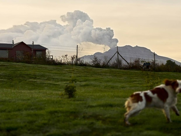 La erupción del volcán Calbuco se ve desde Puerto Varas, Chile (Foto: Martin Bernetti/AFP)